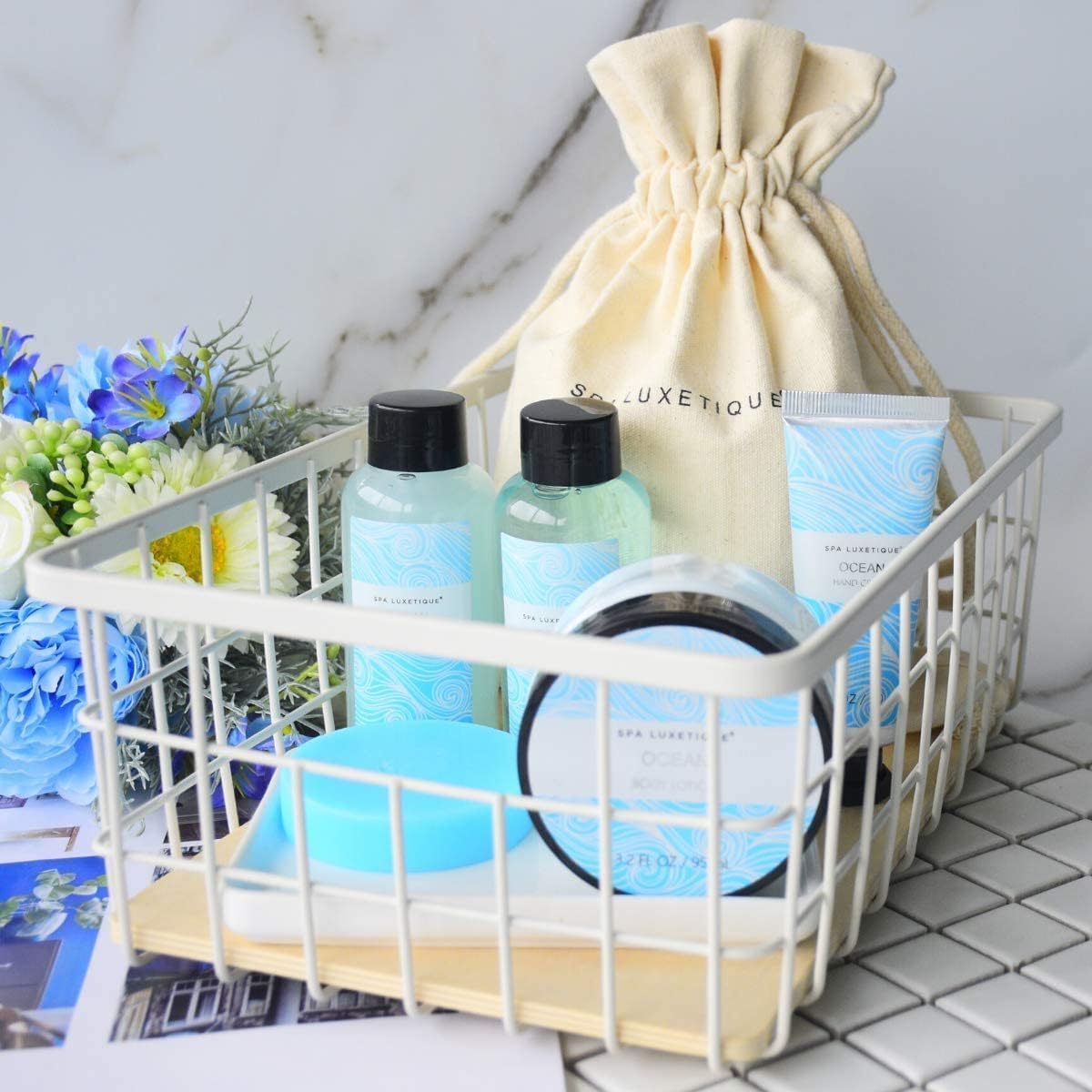 SPA LUXETIQUE Set da Bagno Regalo Donne – Set per la Cura Della Vaniglia con 6 Pezzi in Gel Doccia di Dimensioni da Viaggio, Crema per le Mani, Borsa di Lino con Coulisse, Regalo Festa della Mamma